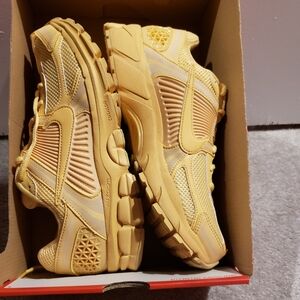 Men’s Nike Zoom Vomero 5 Gold Sneakers Sz 9.5
